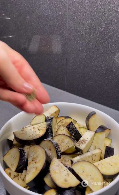 Delicious baked eggplants in sour cream: you will need only 5 ingredients
