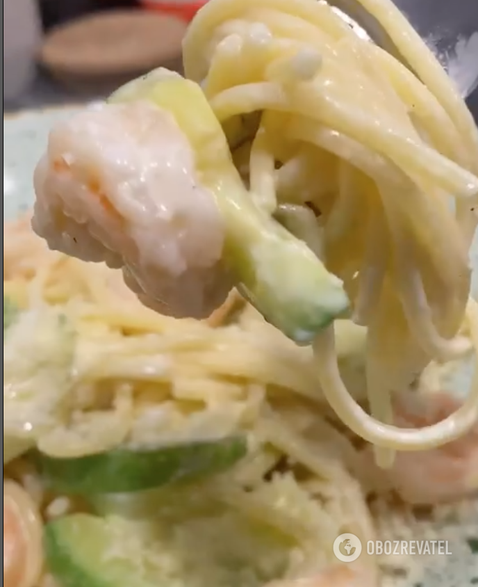 Spaghetti with shrimp and zucchini