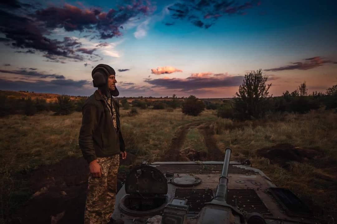 ''Udało nam się wyzwolić naszą ziemię'': Zełenski pokazał ukraińskich bohaterów stawiających opór okupantom. Zdjęcie