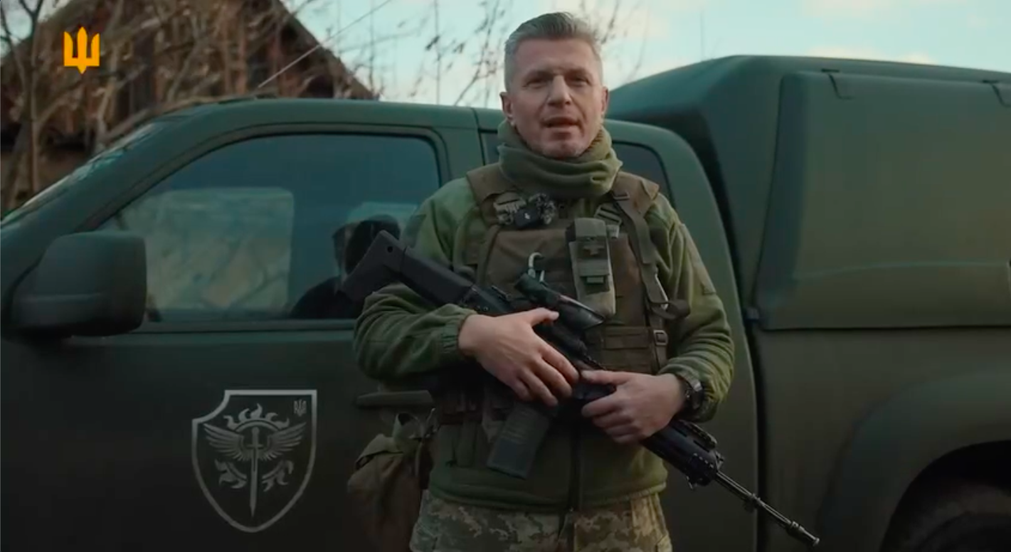 Żołnierz ukraińskich sił zbrojnych na linii frontu