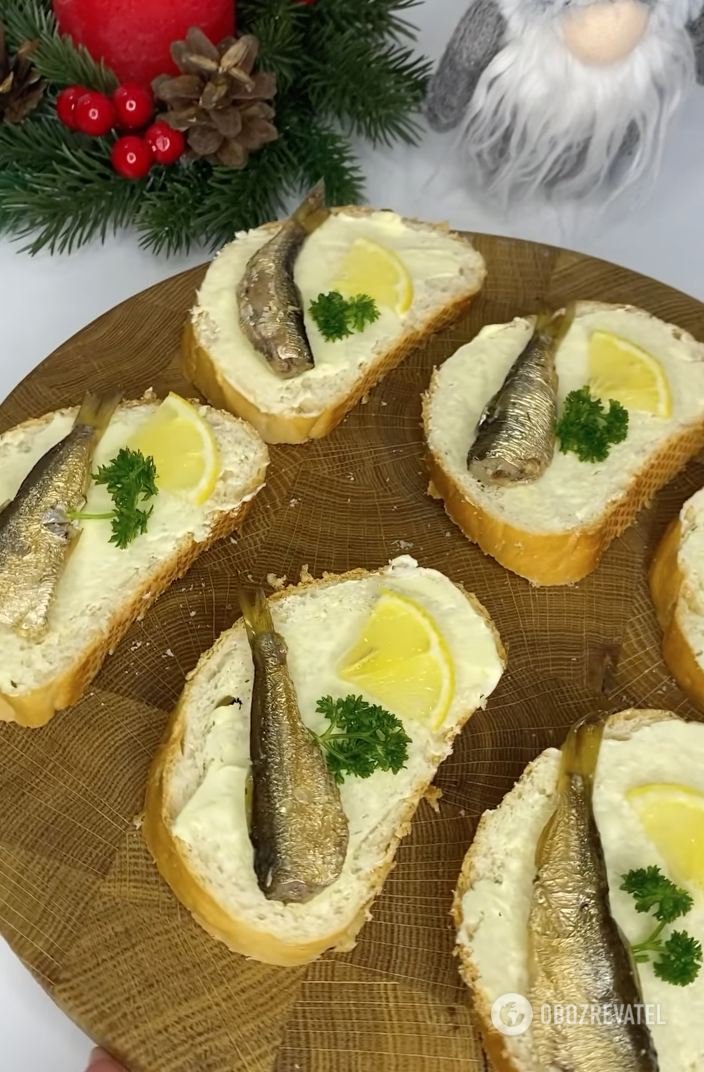Ready-made sandwiches with sprats and lemon