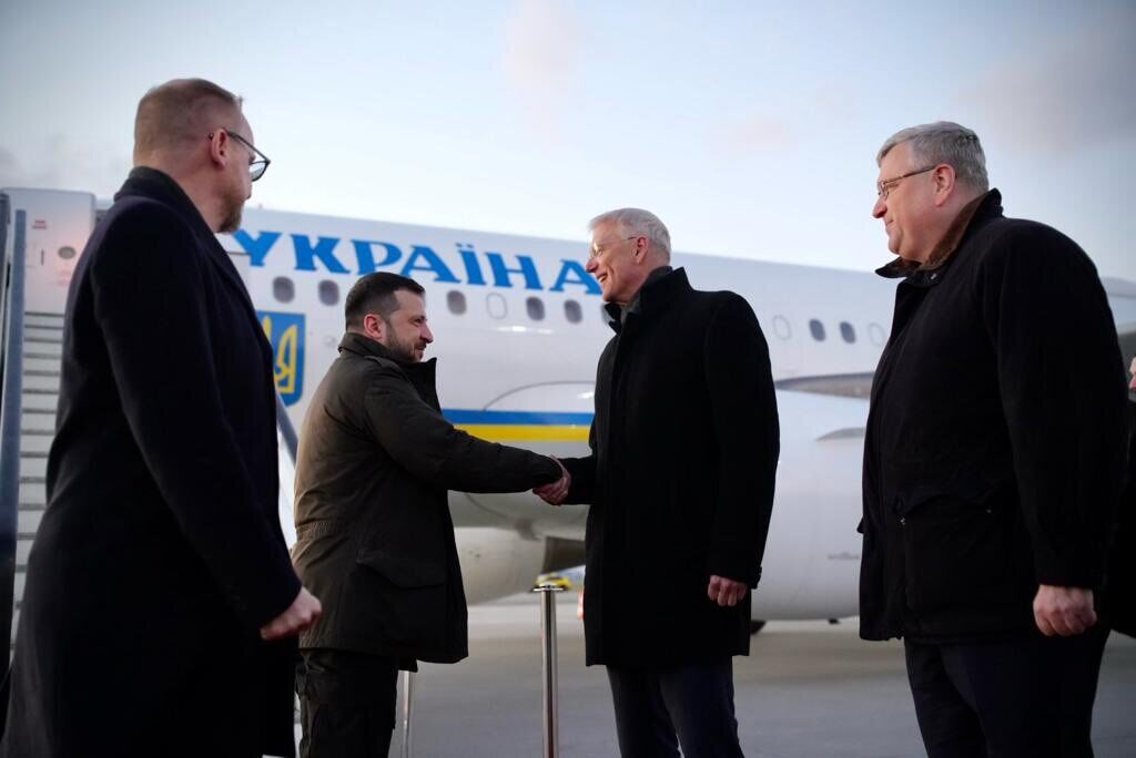 Zelenskyy arrived in Riga by plane.