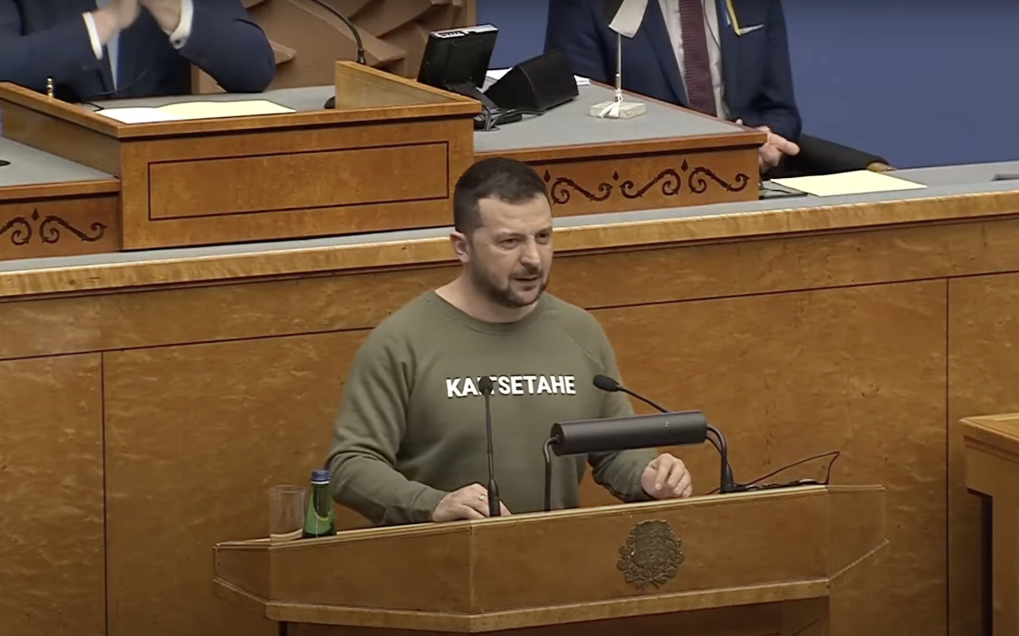 Estonian Prime Minister presented Zelenskyy with a sweatshirt with a symbolic inscription for Ukrainians: what kaitsetahe means