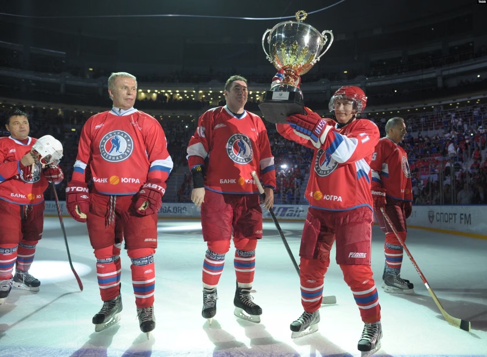 Legendy rosyjskiego hokeja z dyktatorem Władimirem Putinem