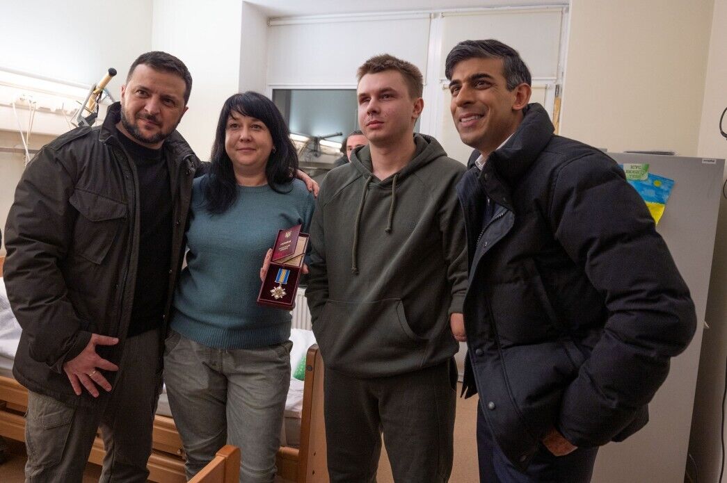 Zelenskyy and Sunak visited Ukrainian military in a Kyiv medical center. Photos
