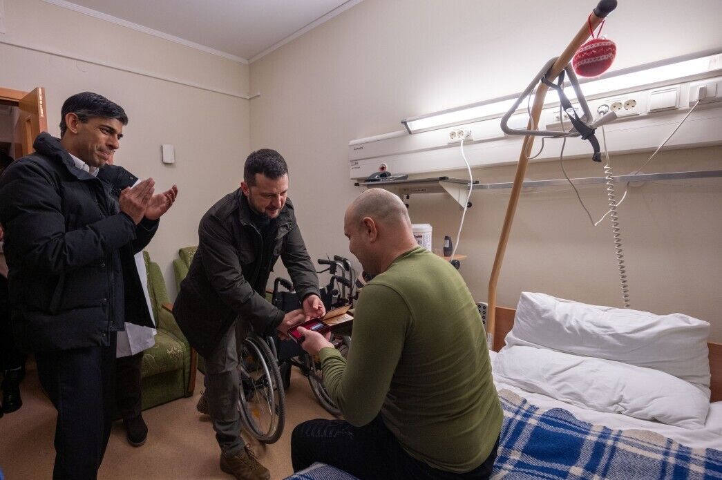 Zelenskyy and Sunak visited Ukrainian military in a Kyiv medical center. Photos