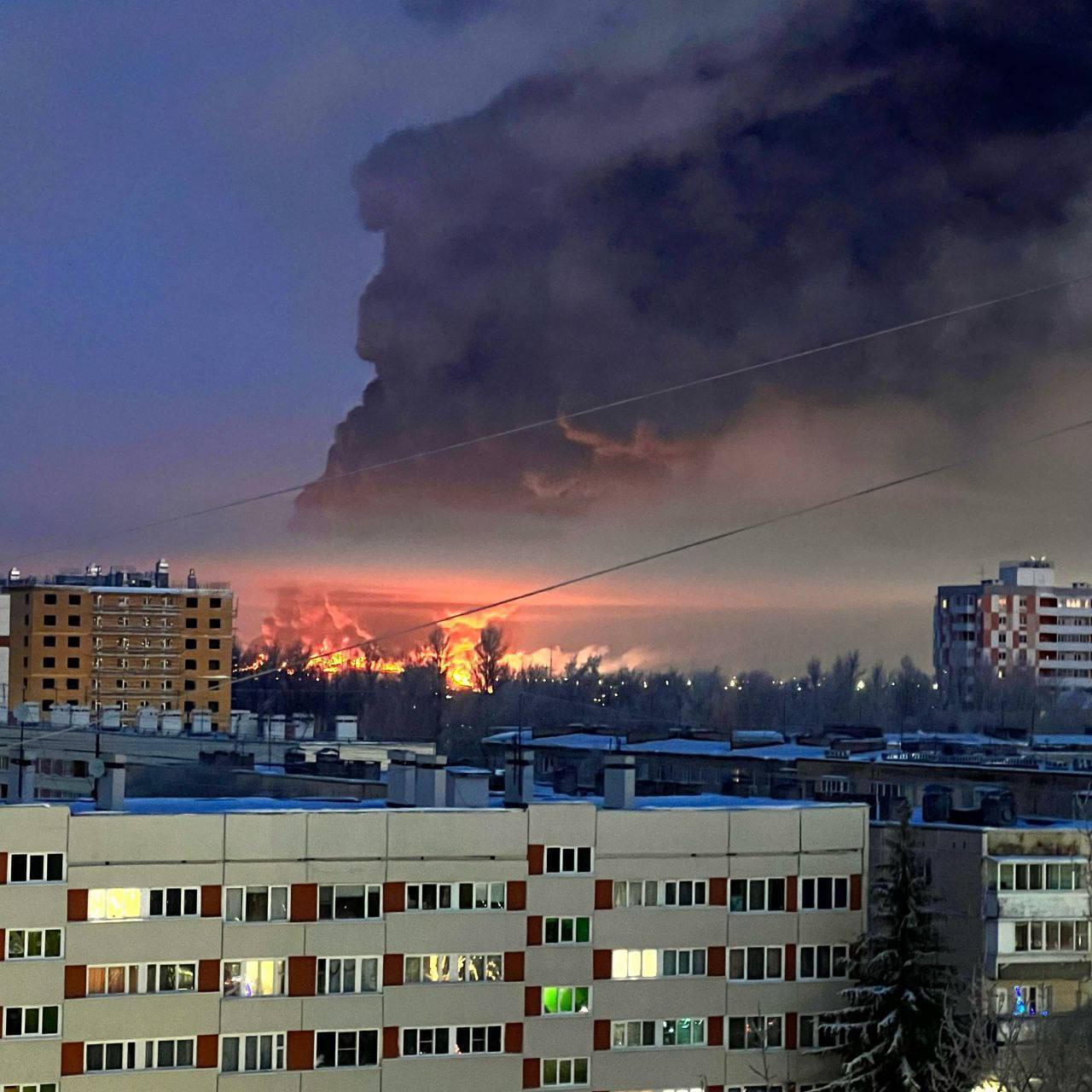 It was Ukraine that was attacked but it is Russia that burns to the ground: a powerful fire broke out in St. Petersburg's warehouse. Epic photos