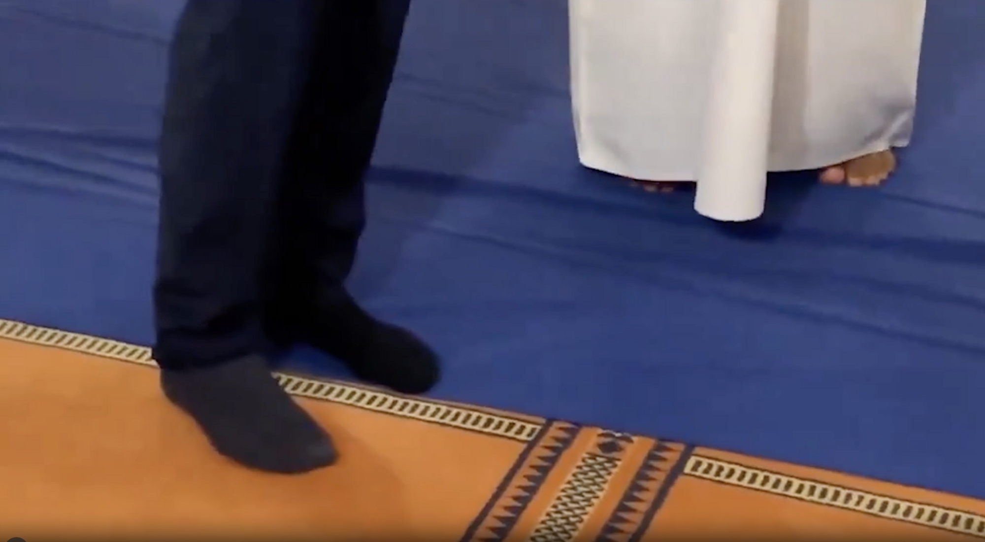 During a visit to Oman, the Vice Chancellor of Germany took off his shoes in a mosque and showcased various socks: the awkward moment was caught on video