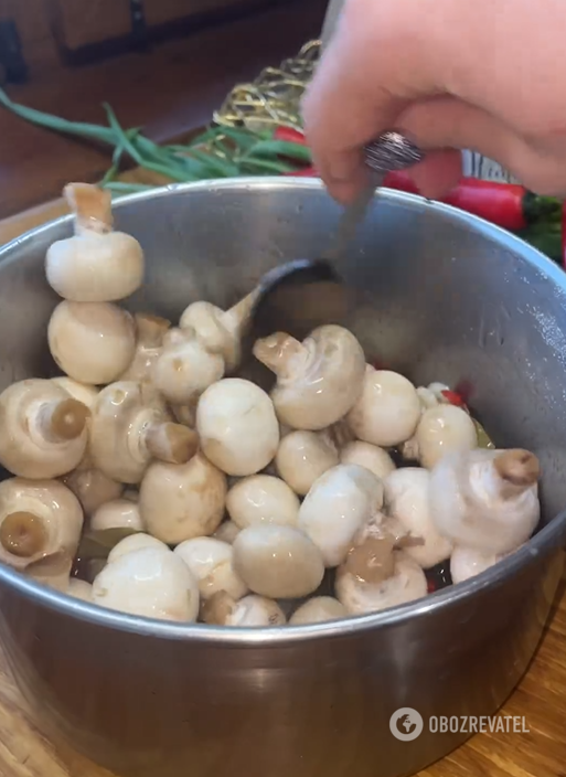 What to marinate champignons in 10 minutes: an idea for a very quick and budget-friendly appetizer