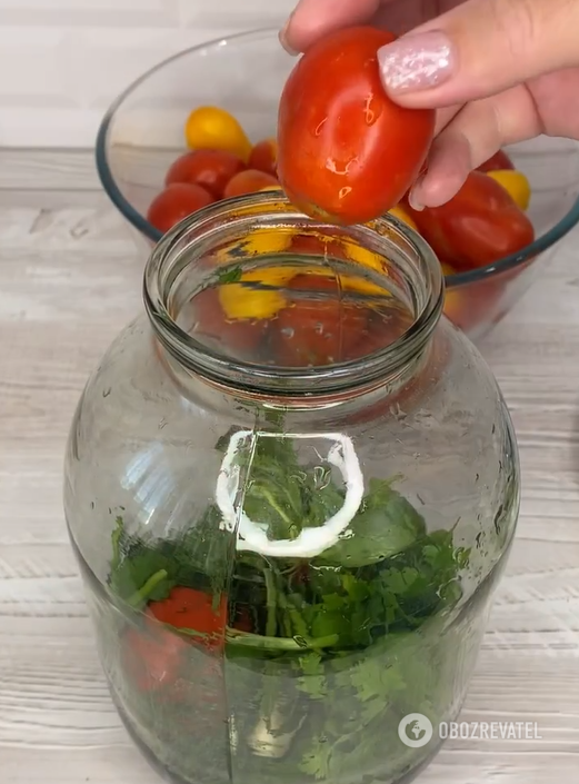 Just water, salt and sugar: how to pickle tomatoes quickly without fuss