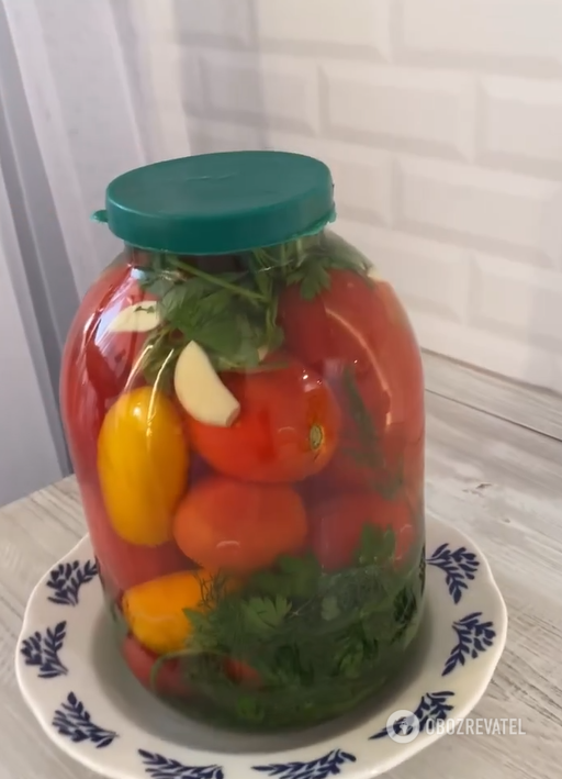Just water, salt and sugar: how to pickle tomatoes quickly without fuss
