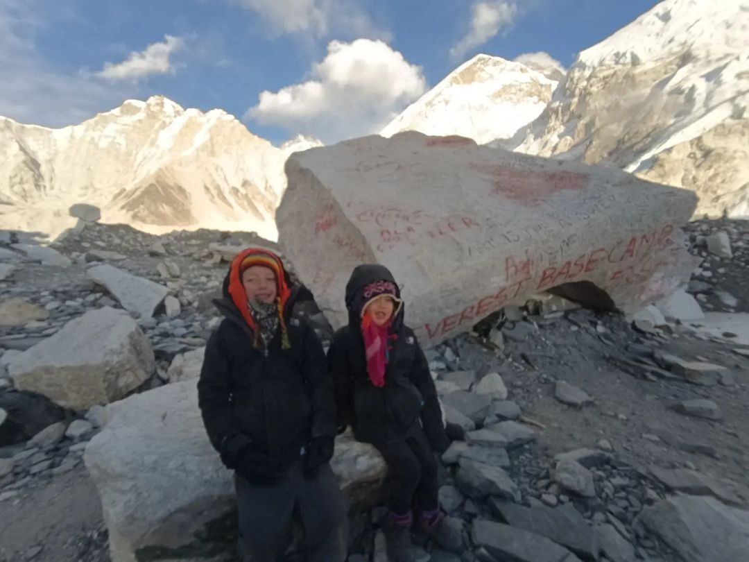 A four-year-old girl conquered Everest, setting a world record: she climbed without any help. Photo