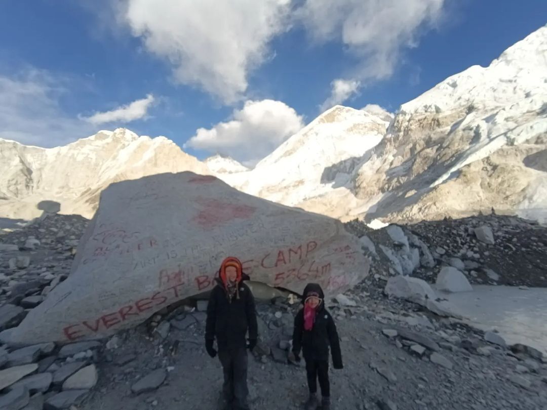 A four-year-old girl conquered Everest, setting a world record: she climbed without any help. Photo