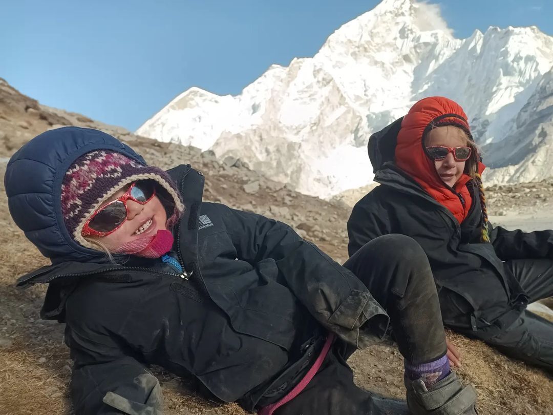 A four-year-old girl conquered Everest, setting a world record: she climbed without any help. Photo