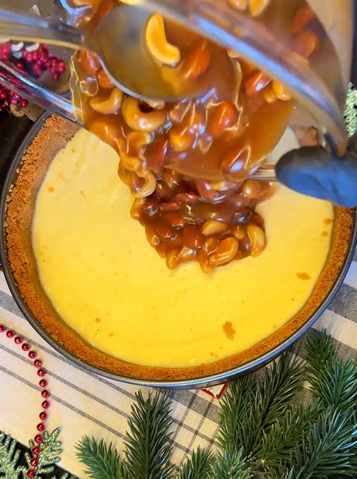 The legendary New York cheesecake with caramel and nuts: what to make the base of