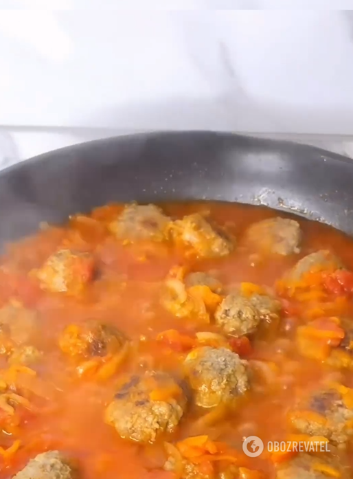 For potatoes, buckwheat and rice: juicy meatballs for lunch in a skillet