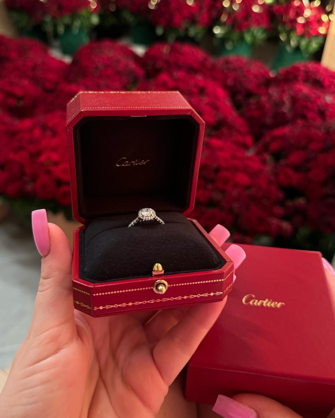 A Cartier engagement ring and 5000 roses: a famous Ukrainian blogger boasted of an engagement for a million hryvnias during the war