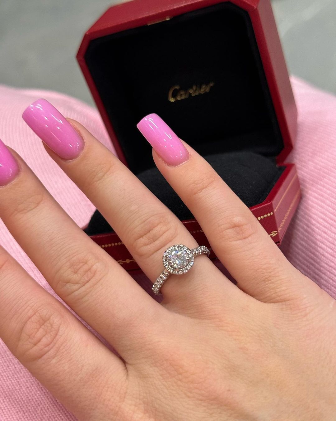 Engagement ring from Cartier and 5000 roses: a famous Ukrainian blogger boasted engagement for a million hryvnias during the war