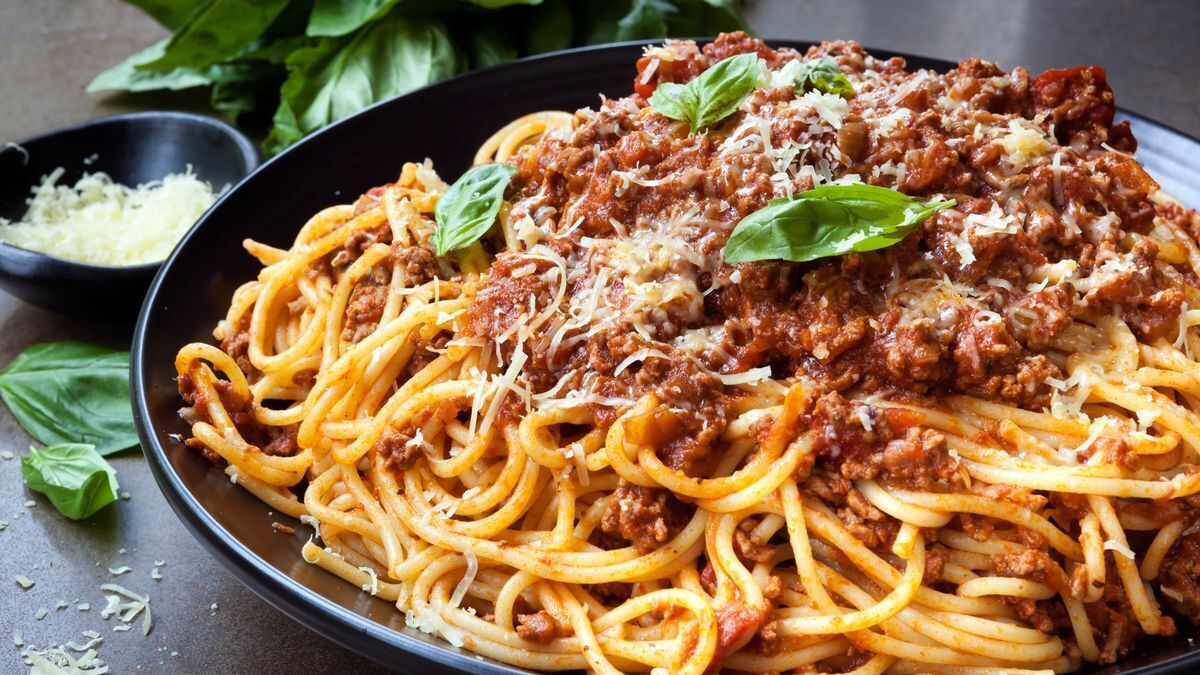 How to cook spaghetti bolognese according to the authentic recipe: tips from an Italian chef
