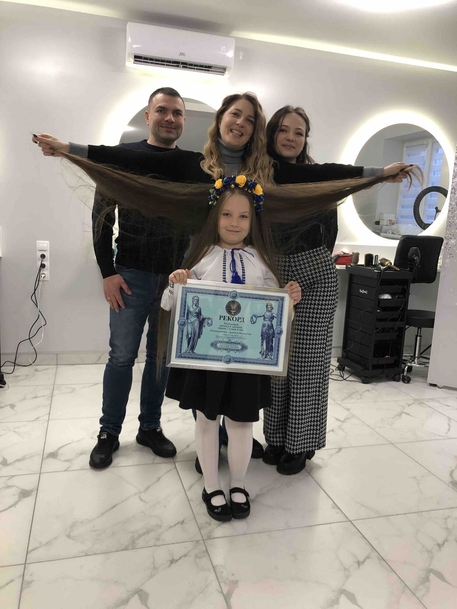 Daryna Komarchuk, a 7-year-old girl from Kyiv, has never cut her hair and set a Ukrainian record. Photo