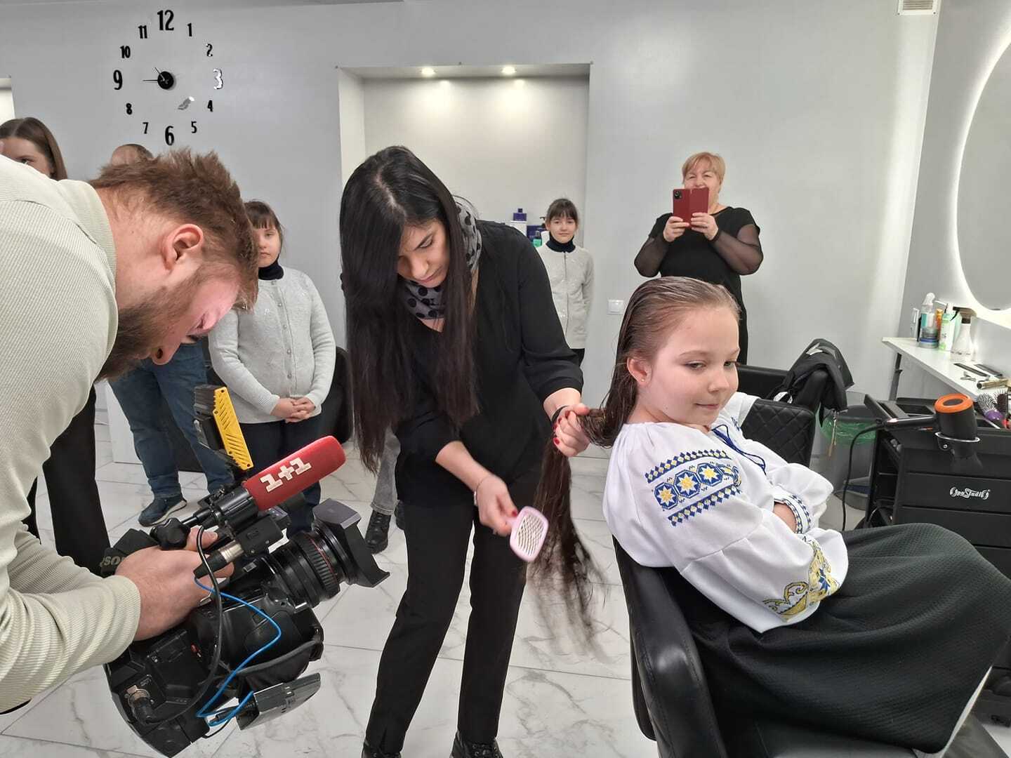 Daryna Komarchuk, a 7-year-old girl from Kyiv, has never cut her hair and set a Ukrainian record. Photo