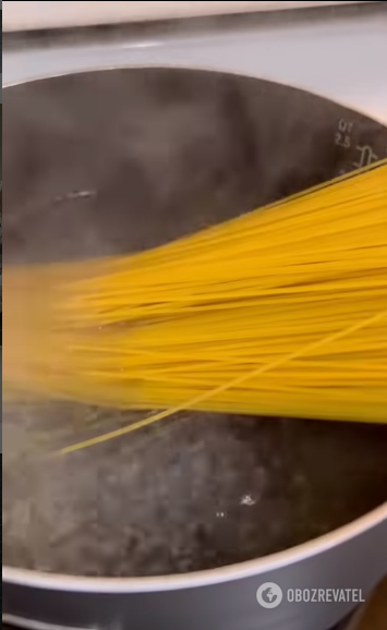 How to cook hearty spaghetti without meat: an idea for a quick meal