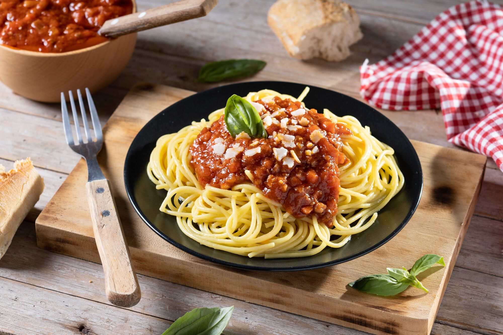 How to cook spaghetti bolognese according to the authentic recipe: tips from an Italian chef