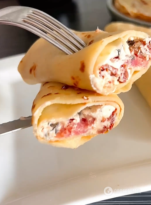 What salty filling to wrap in thin pancakes: a very hearty and simple appetizer