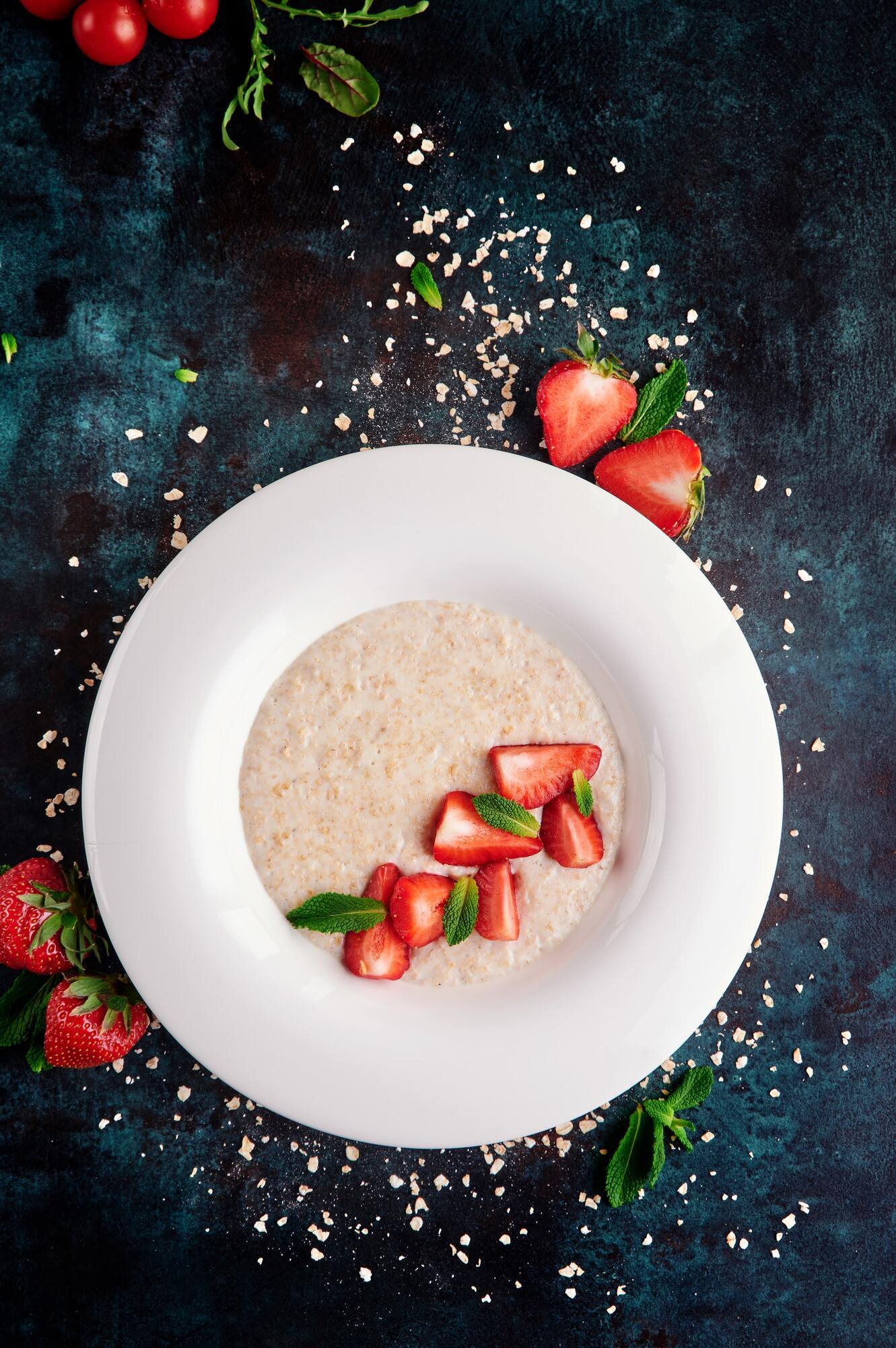 Oatmeal porridge with berries