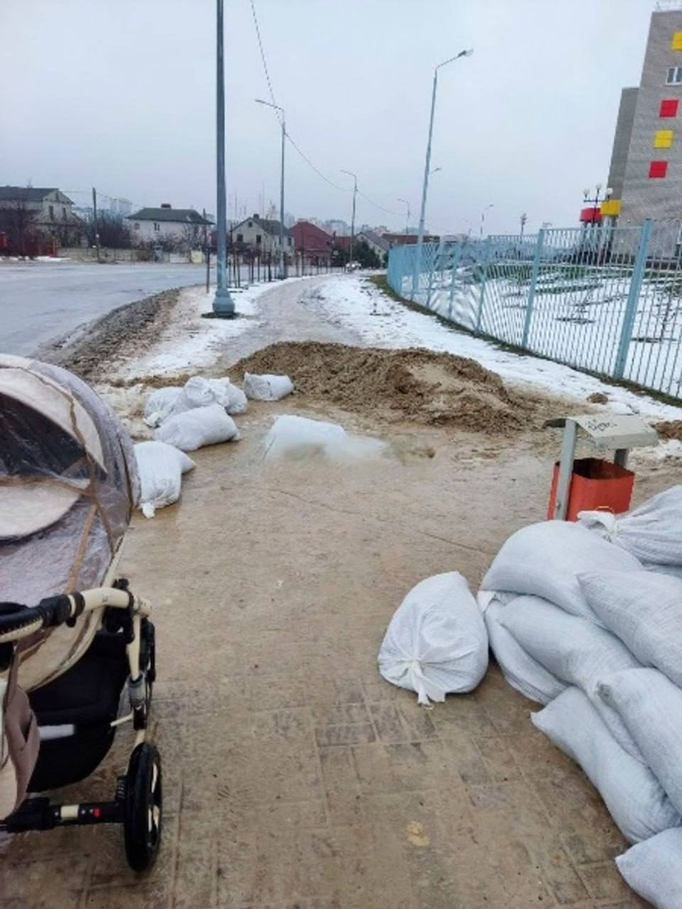 In Belgorod, ''shelter stops'' made of bags collapsed in a few days: photos