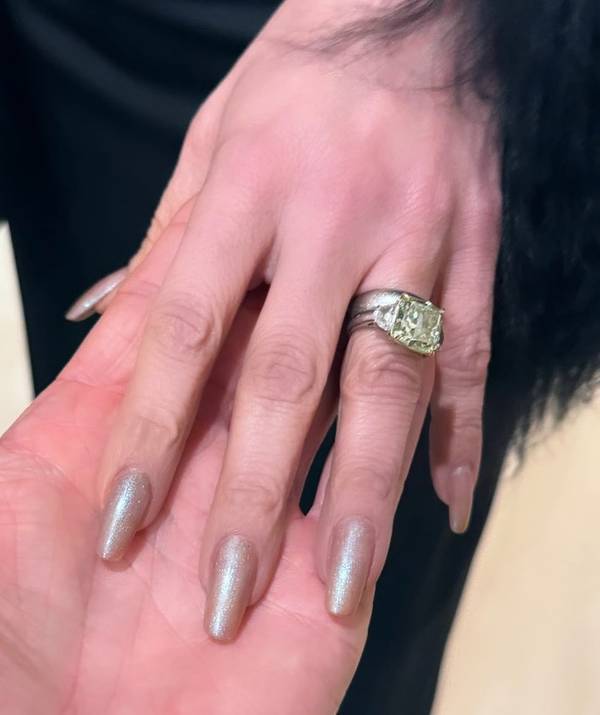 Jennifer Lopez and Selena Gomez revive old manicure trend in 2024: what ballet nails look like