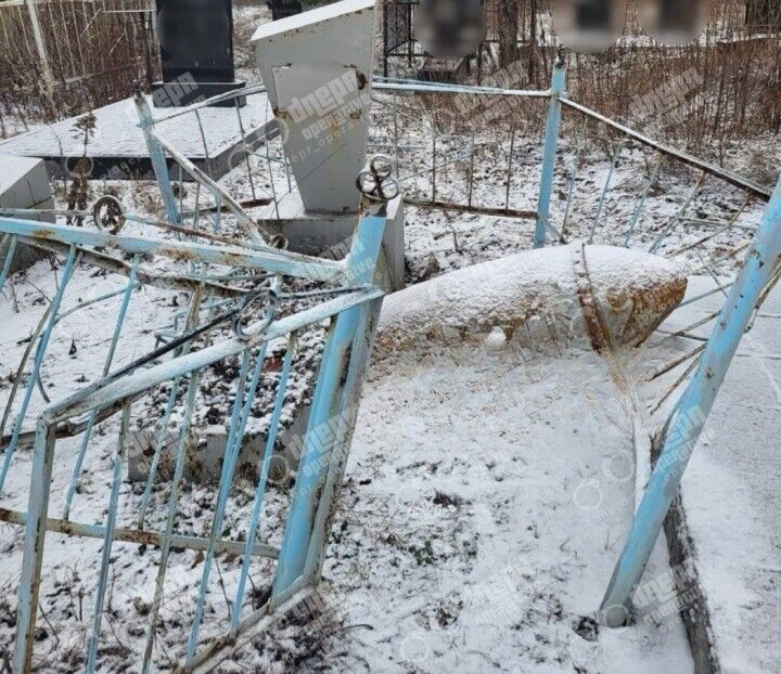 It fell right on the grave: a fragment of a Russian missile was found at a cemetery in Dnipro. Photo