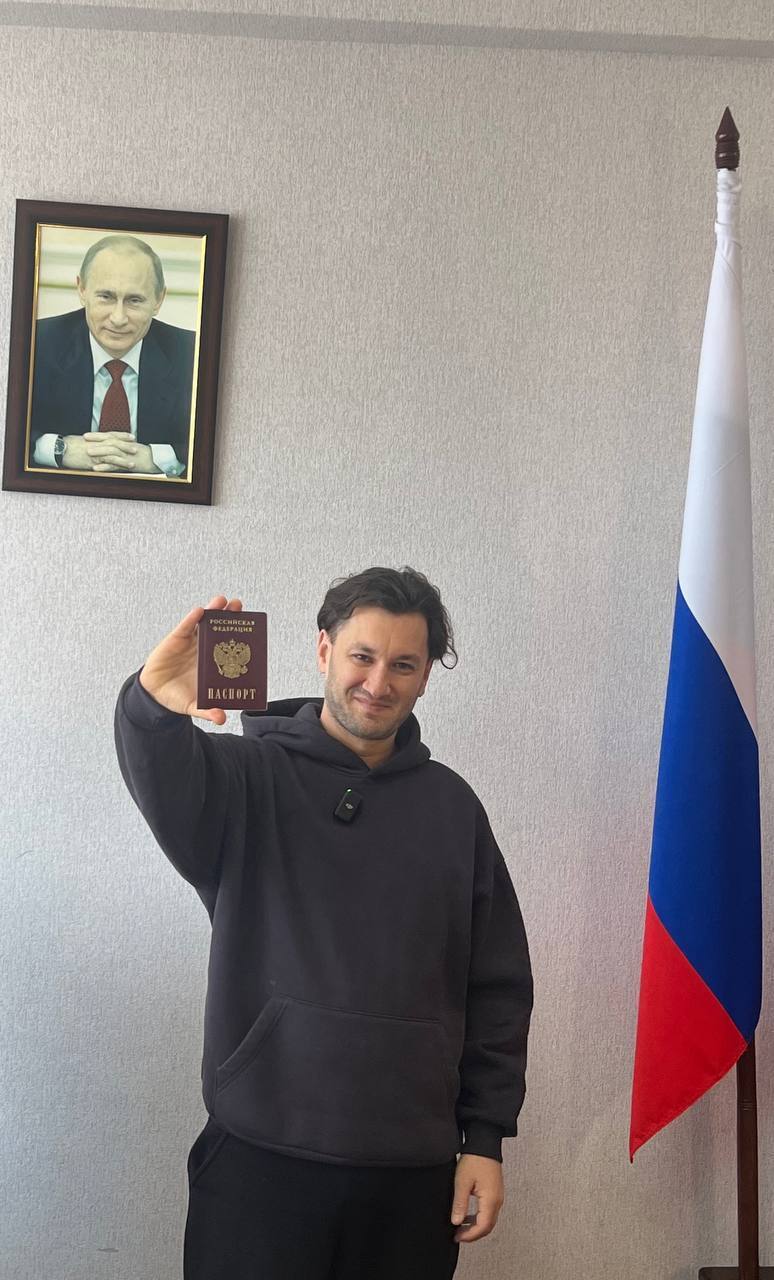 Ukrainian producer Yuriy Bardash received a Russian passport and flaunted it against the backdrop of Putin's portrait