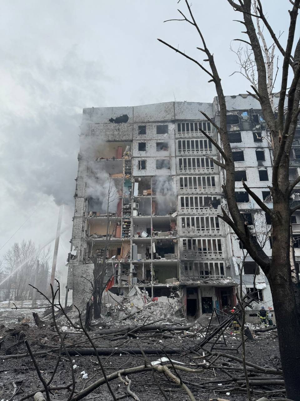 The occupants hit Kharkiv and its suburbs, destroying the entrance of an apartment building: there are dead, dozens of people injured. Photos