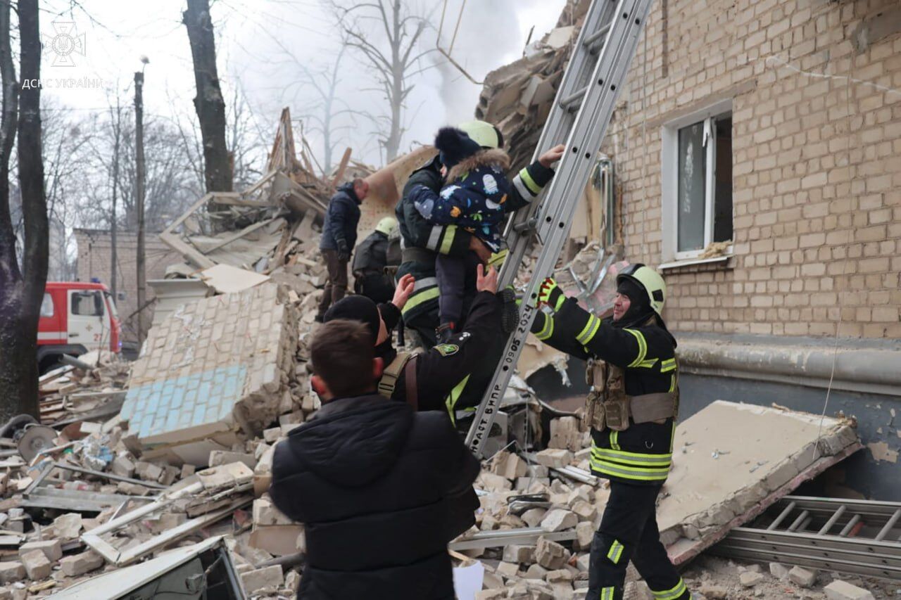 The occupants hit Kharkiv and its suburbs, destroying the entrance of an apartment building: there are dead, dozens of people injured. Photos
