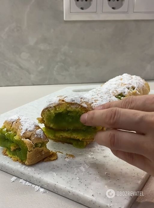 Elementary sponge cake roll with apples: it turns out very fluffy