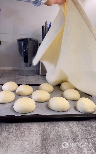 Breakfast buns for any spread: the dough can be prepared in the evening
