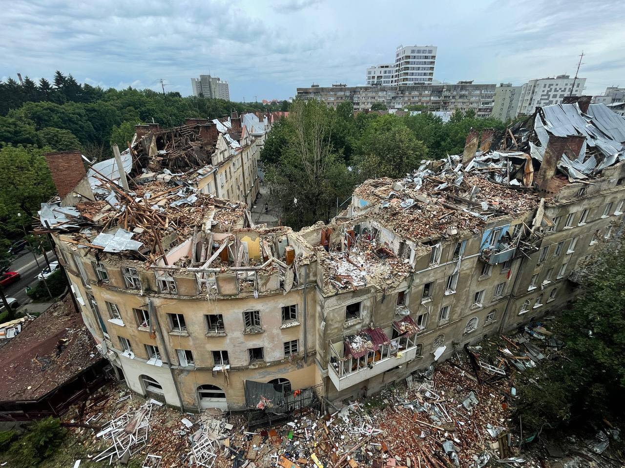 In Lviv, almost restored buildings destroyed by a Russian missile: photos with a six-month difference have stunned the internet