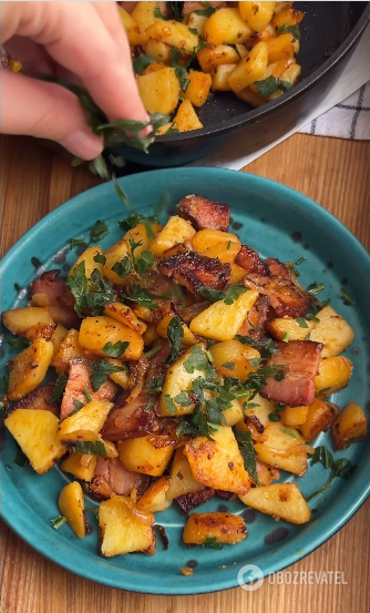 Flavorful potatoes with smoked chicken breast: a quick dish for a delicious lunch