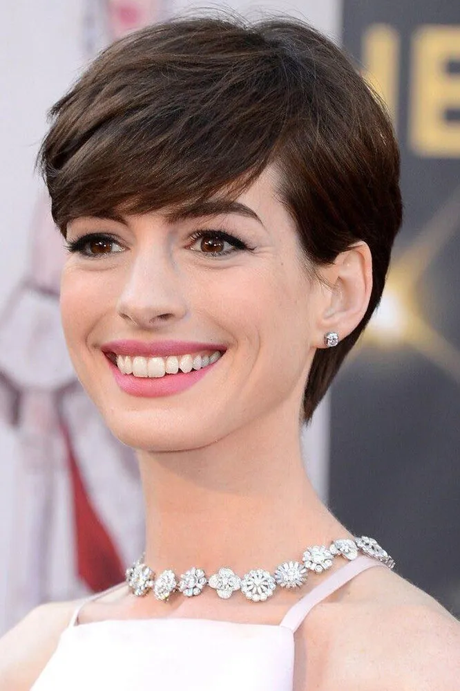 They are chosen by the stars: the best haircuts for a round face that hide all the flaws are named