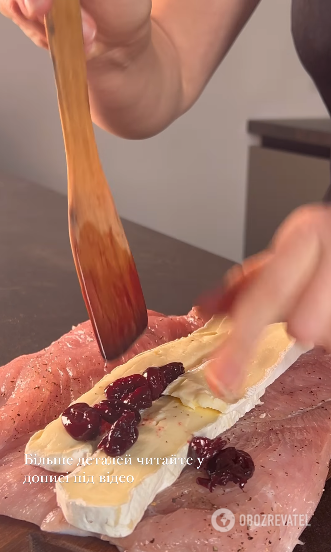 Turkey roll with brie and cherries a la Wellington: an exquisite recipe for dinner