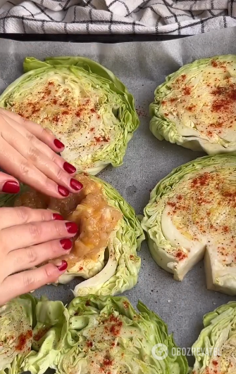 Cabbage steaks with minced meat: a full meal ready in just a few minutes