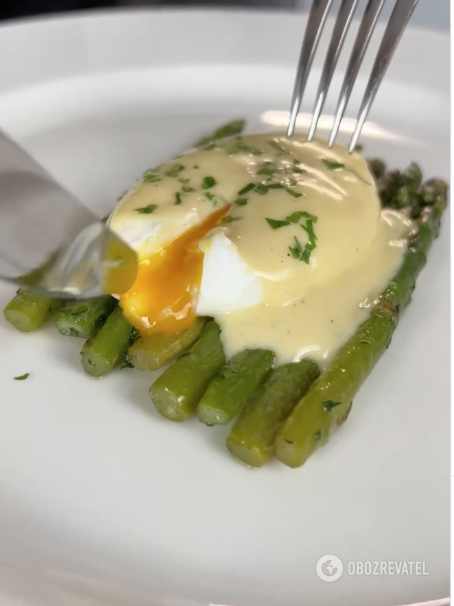 What is the best to eat poached eggs with