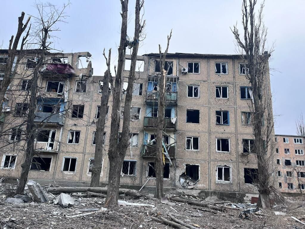 Occupants strike at residential buildings in Avdiivka: a man was killed on the spot, a woman was wounded. Photos.