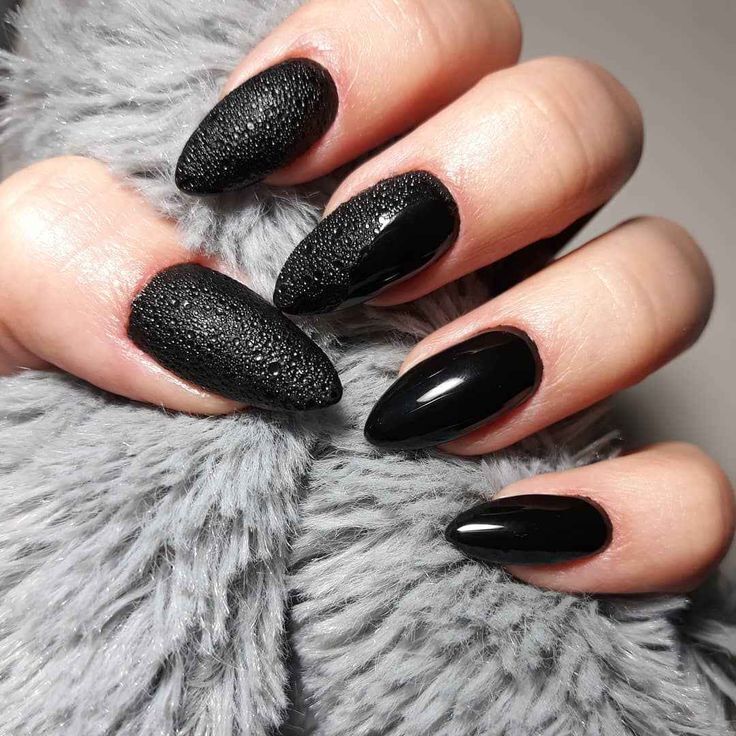 Snakeskin nails are an unexpected choice for winter. 10 bubble manicure ideas that you will want to repeat