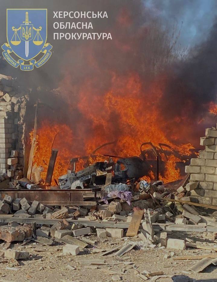 The occupants shelled Kherson, damaged warehouse with humanitarian aid and houses: there are victims. Photo