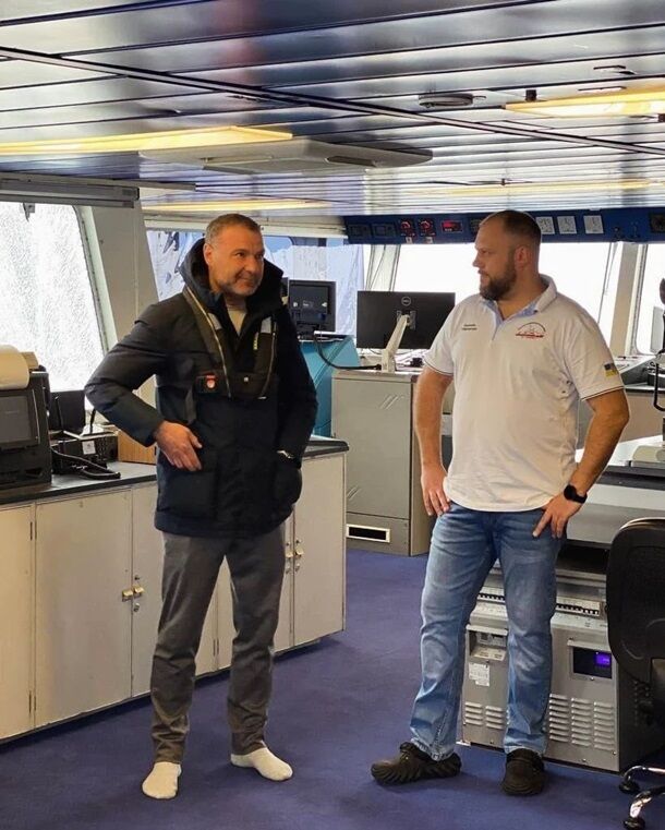 Liev Schreiber visits Ukrainian icebreaker Noosphere
