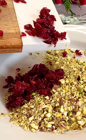 The perfect cheese spread or cheese balls for the festive table: with pistachios and cranberries