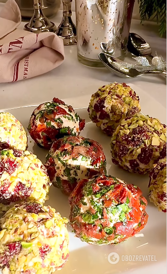 The perfect cheese spread or cheese balls for the festive table: with pistachios and cranberries