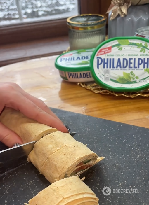 Simple pita bread rolls for a hearty snack: what to make the filling